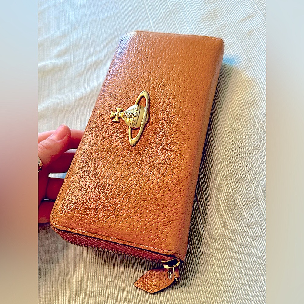 ‼️ FLASH SALE Vivienne Westwood Round Zip Long Wallet